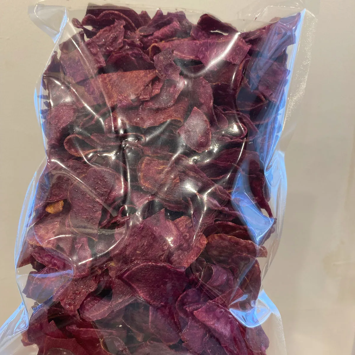 南大門市場推出的紫薯乾，無添加材料，散發著濃鬱的天然紫薯甜味。