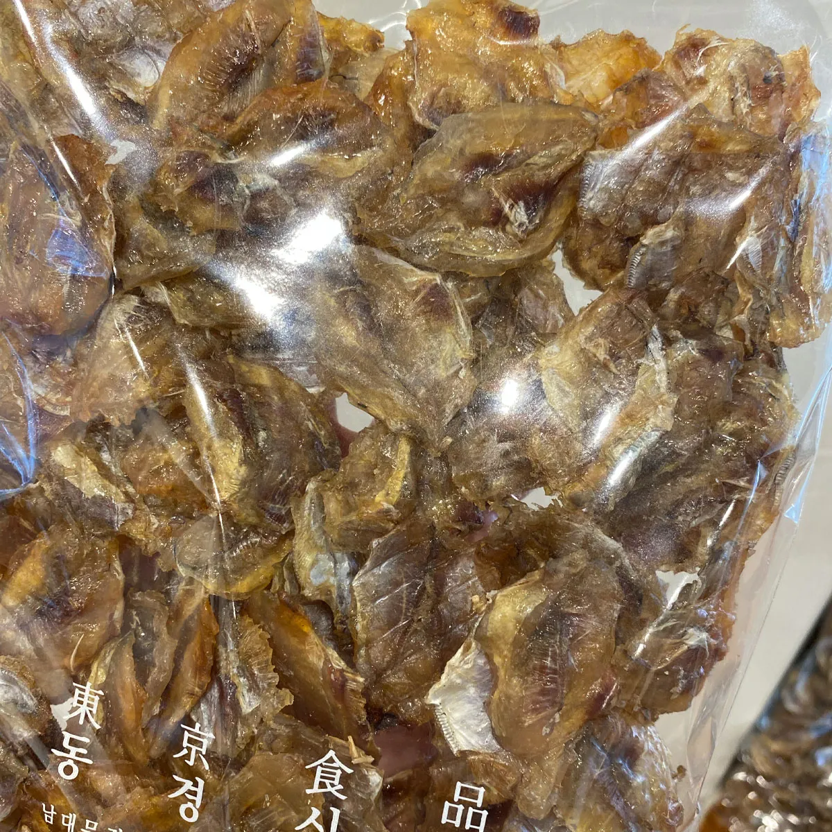 南大門市場烤魚脯的近距離展示,突出其咀嚼性和原始風味。