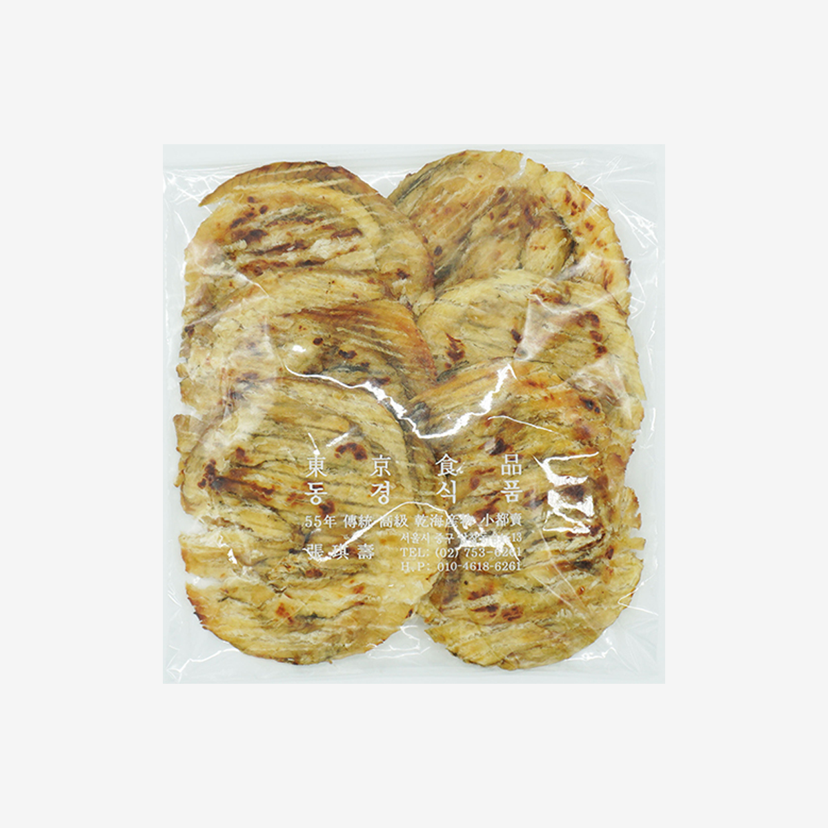 Hình ảnh cận cảnh cá khô nguyên con đóng gói tại Namdaemun Grandpa, thích hợp làm món nhắm nhẹ.