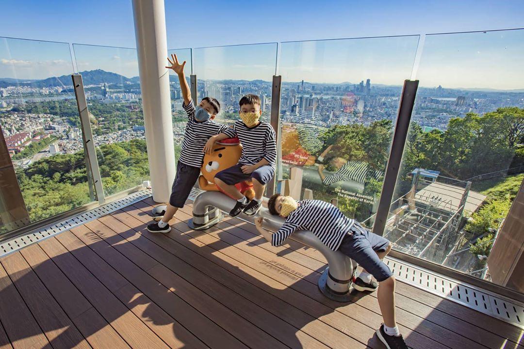 宋一國的三胞胎在南山展望台欣賞首爾全景，並愉快地擺出姿勢。