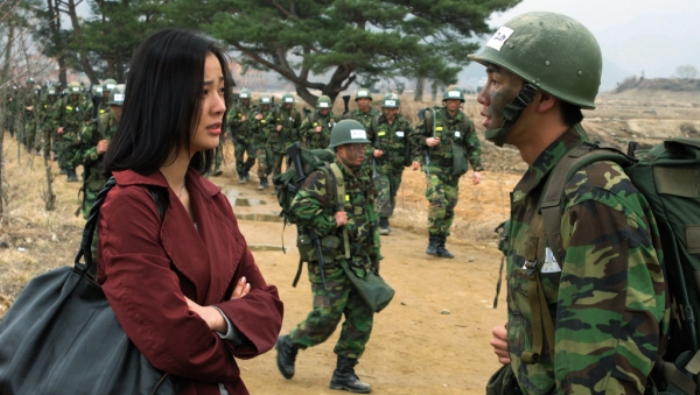 Hình ảnh quân nhân Hàn Quốc và người yêu tại doanh trại, thể hiện thách thức tình cảm trong giai đoạn thực hiện nghĩa vụ quân sự.