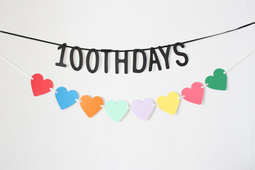 Trang trí kỷ niệm 100 ngày với các trái tim đủ màu sắc, biểu hiện cho tầm quan trọng của dịp kỷ niệm 100 ngày trong văn hóa tình yêu Hàn Quốc.