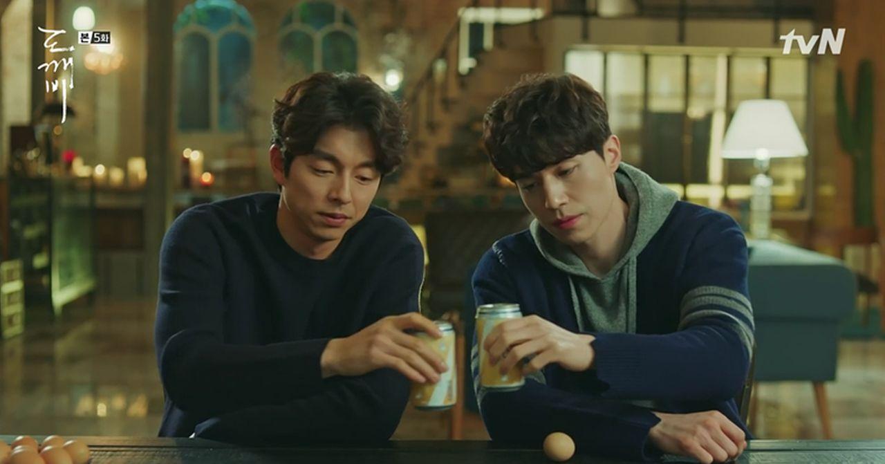 สองชายชาวเกาหลีกำลังดื่มเหล้ากันในออฟฟิศ สื่อถึงวัฒนธรรมการดื่มเหล้าของเกาหลี