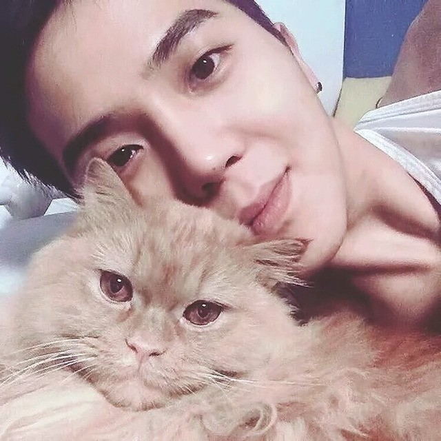 韓國歌手Mino與他的長毛貓Johnny的合影