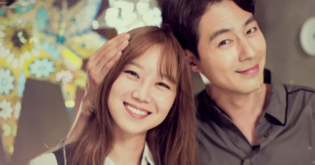 韓劇中男女主角互相凝視的特寫畫面，背景裝飾有色彩斑斕的光芒，氛圍溫馨浪漫。