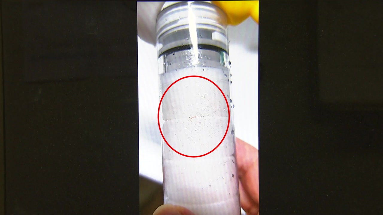 韓國仁川自來水中發現幼蟲引起恐慌，住戶正在檢查水質，圖片來源YTN。
