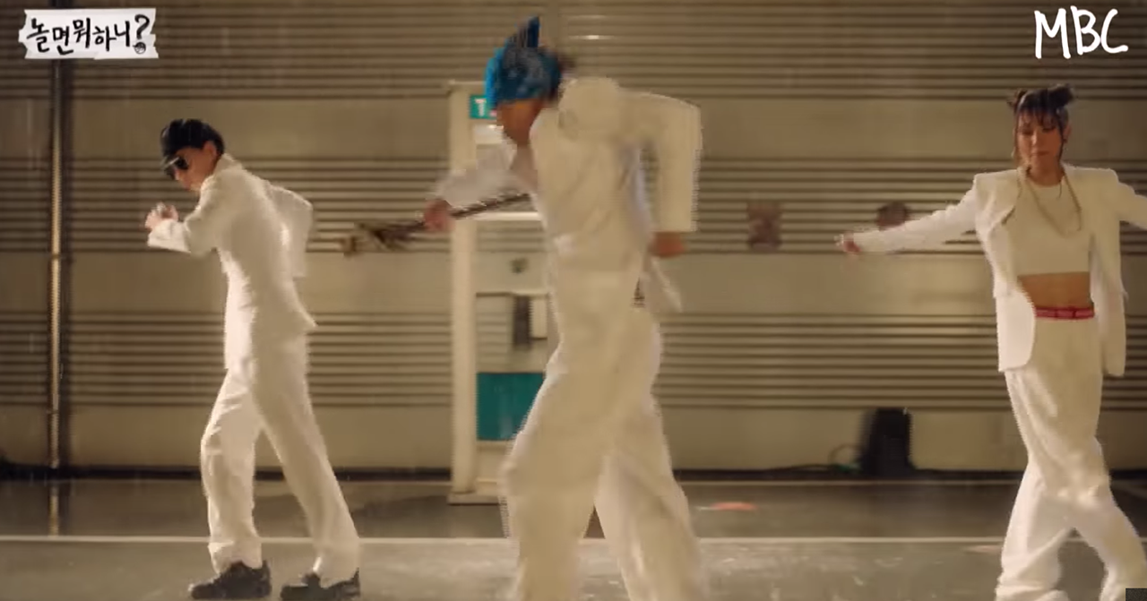 SSAK3在錄影室練習舞蹈，身穿全白舞蹈服裝，展現專業舞台表演。