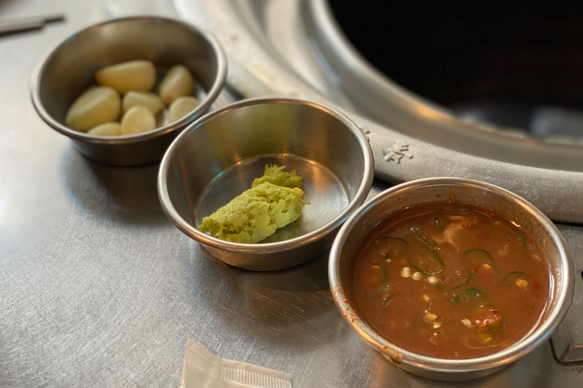 燒肉店內提供的調味醬料，包括大蒜、芥末和辣醬。