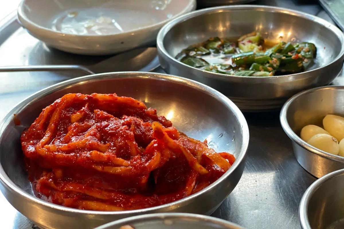 首爾站的烤肉店，附有泡菜與蔬菜的小菜