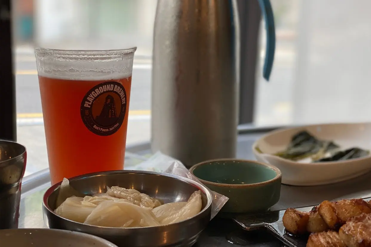 首爾站烤肉店『厚肉』裡的愛爾啤酒及爽口小菜