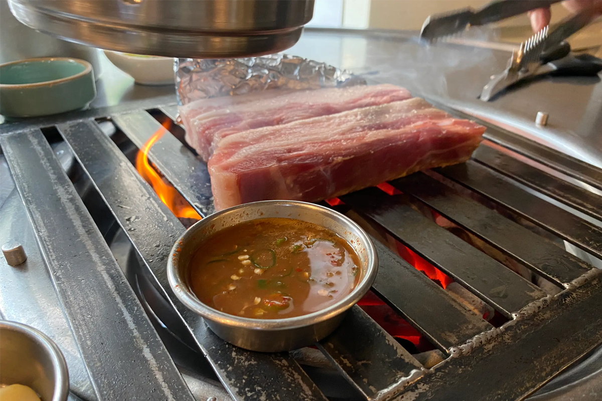 韓國首爾充滿香氣的正在烤的三層肉