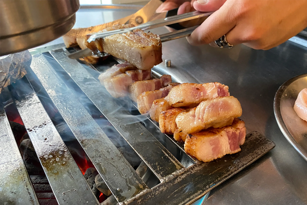 『厚肉』店員幫顧客烤制美味的三層肉