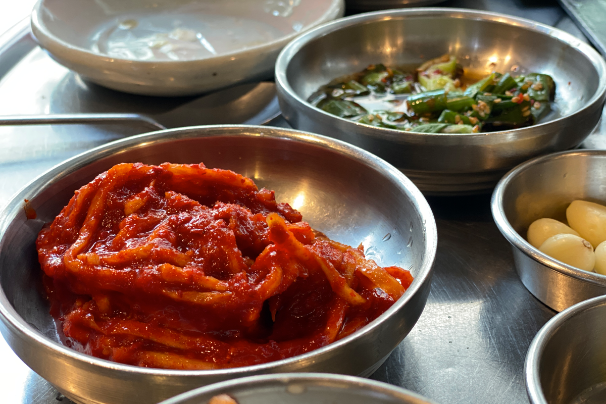 燒肉店內提供的泡菜和其他醃製蔬菜小菜。