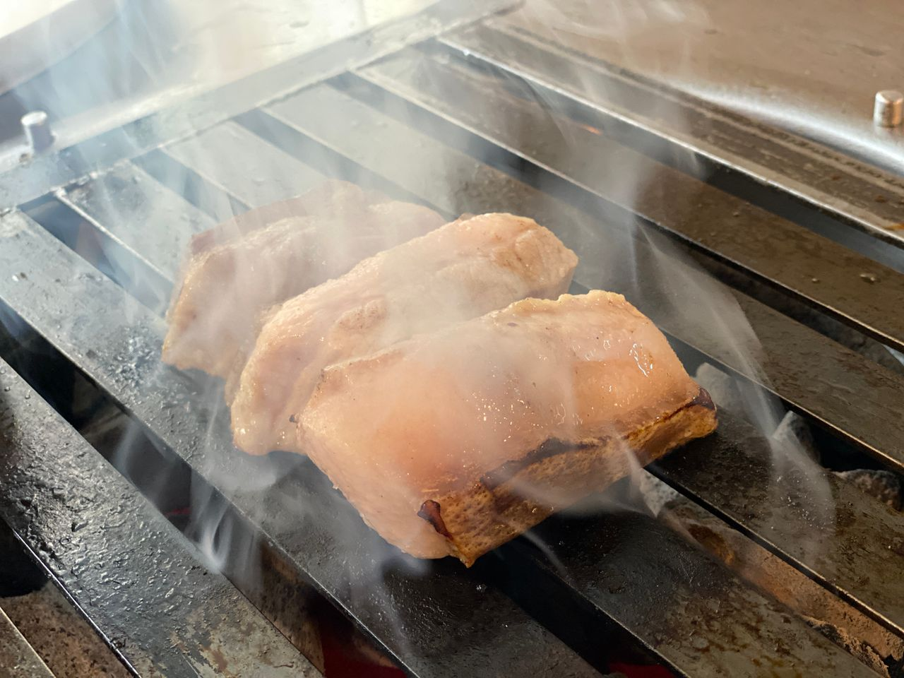 首爾人最推薦三層肉店!首爾站前「厚肉(두툼)」探訪,毫無缺點的美味三層肉饗宴