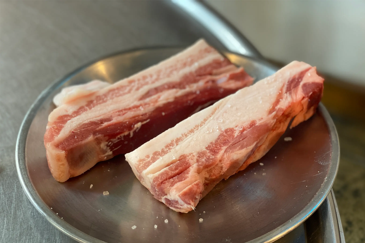 首爾站『厚肉』裡準備開烤的新鮮厚切三層肉