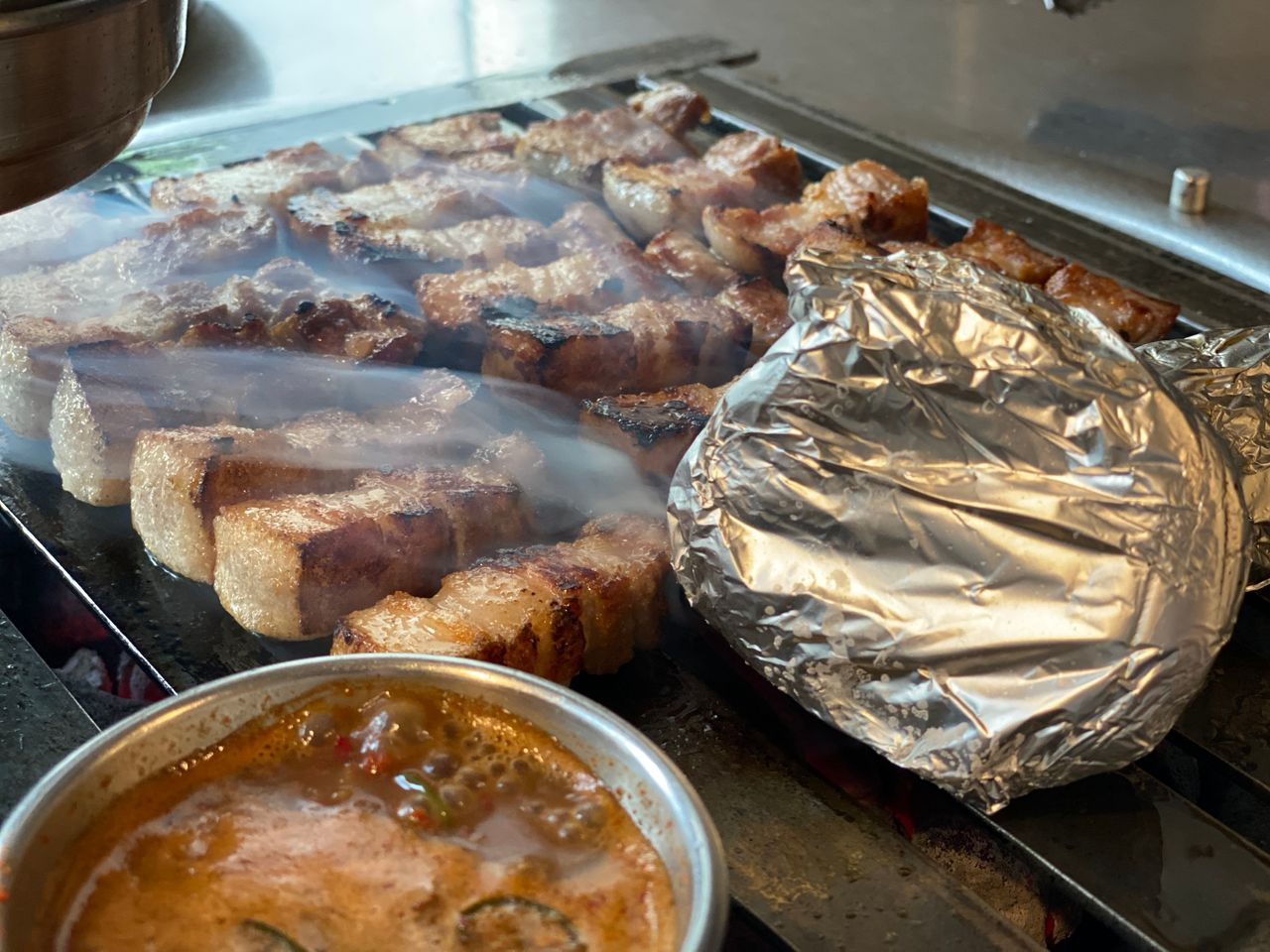 首爾人最推薦三層肉店!首爾站前「厚肉(두툼)」探訪,毫無缺點的美味三層肉饗宴