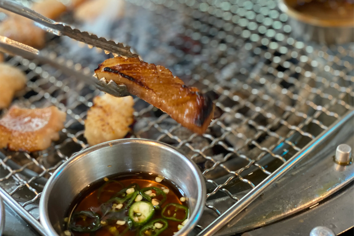 首爾三層肉店『厚肉』裡的烤制豬皮與蘸醬