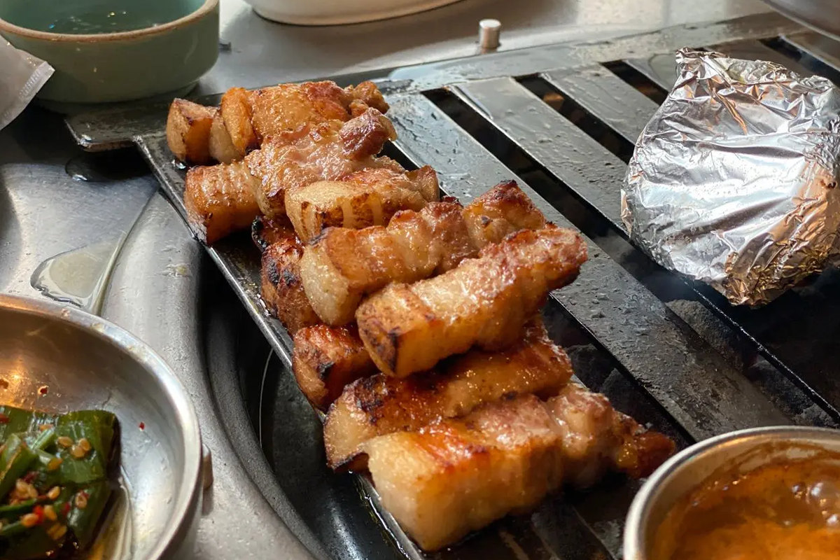 首爾的烤肉店『厚肉』裡烤好的三層肉