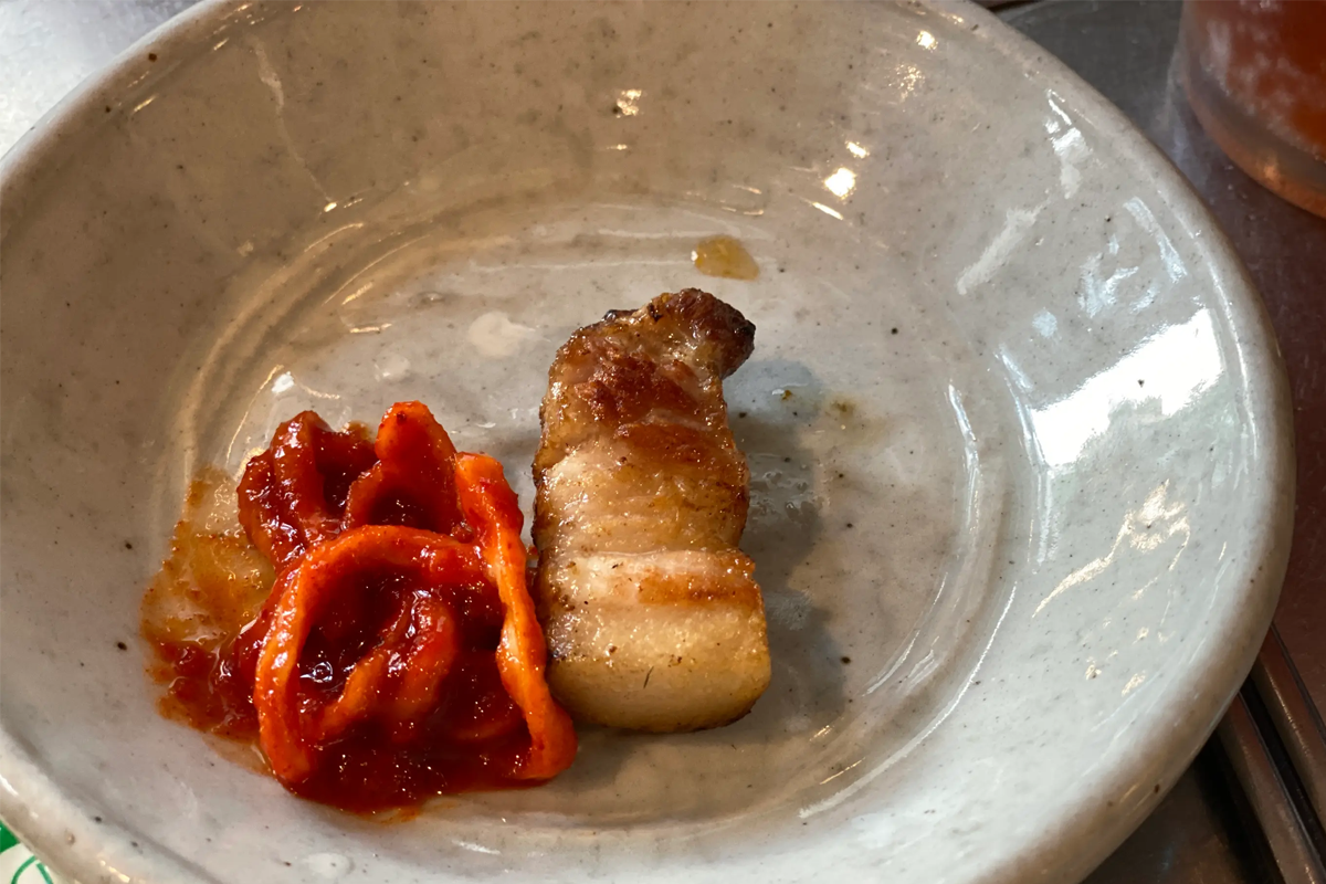 韓國首爾『厚肉』準備好的三層肉與各式泡菜