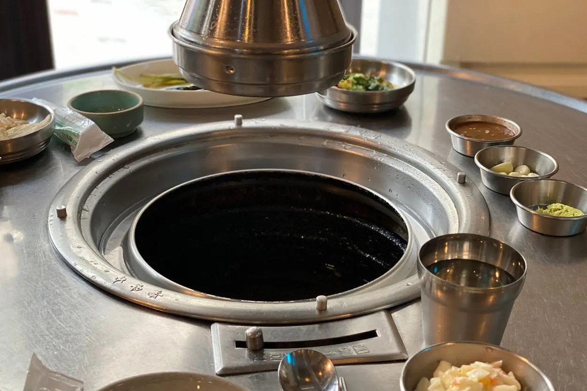 首爾站『厚肉』裡的烤肉桌設置