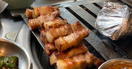 首爾人最推薦三層肉店！首爾站前「厚肉(두툼)」探訪，毫無缺點的美味三層肉饗宴