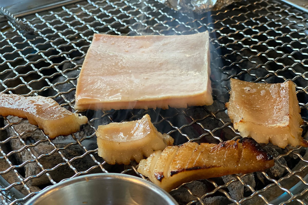 韓國首爾『厚肉』裡，正在烤的豬皮盛宴