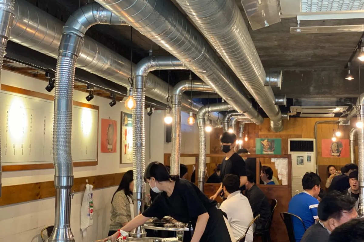 韓國首爾首爾站附近的受歡迎烤肉店內部全景