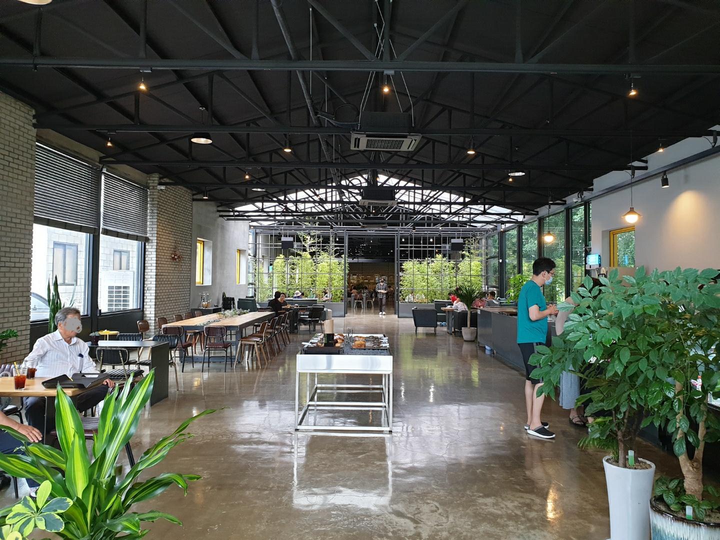 イェロコーヒーの広々としたラウンジエリアとモダンな傢俱