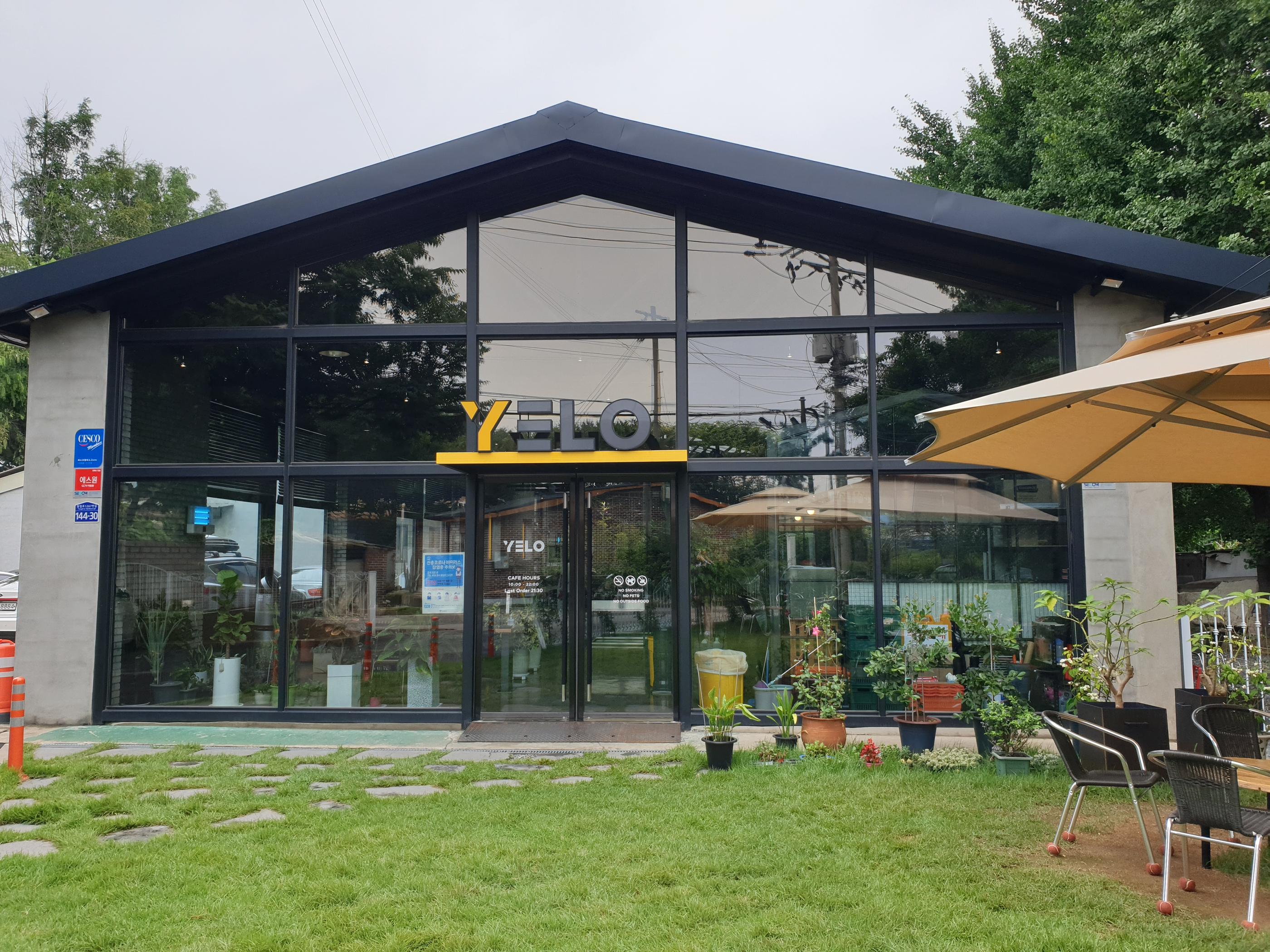 イェロコーヒーカフェのエントランス外観