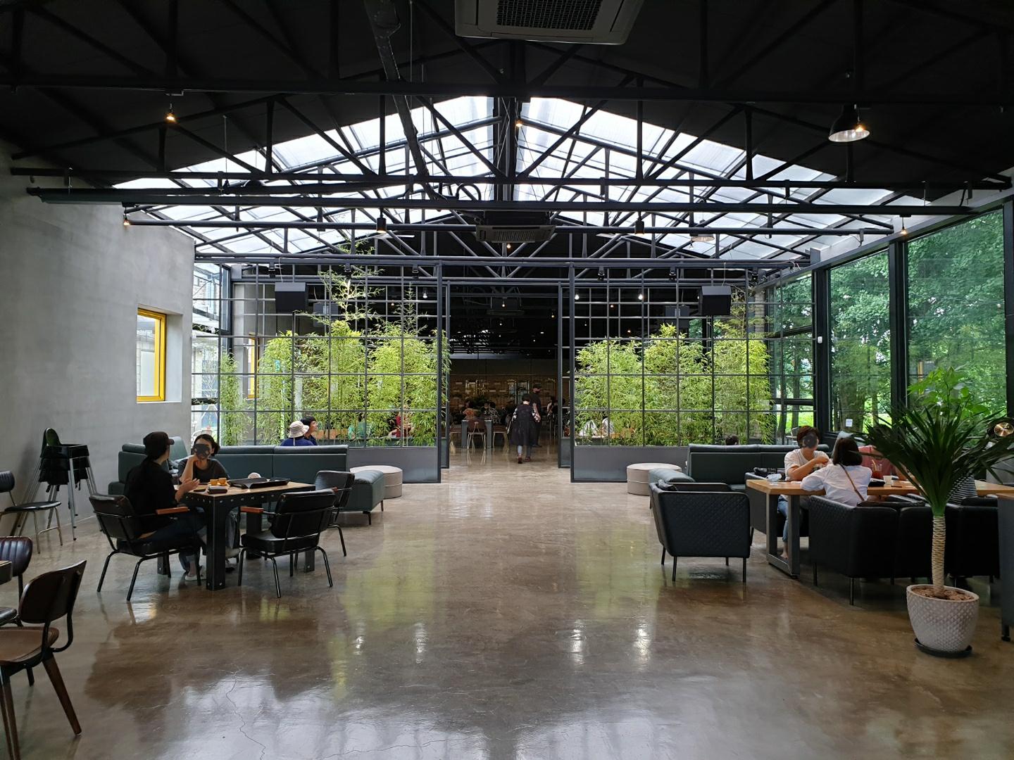 天井が高く広い開放的なカフェの内部スペース