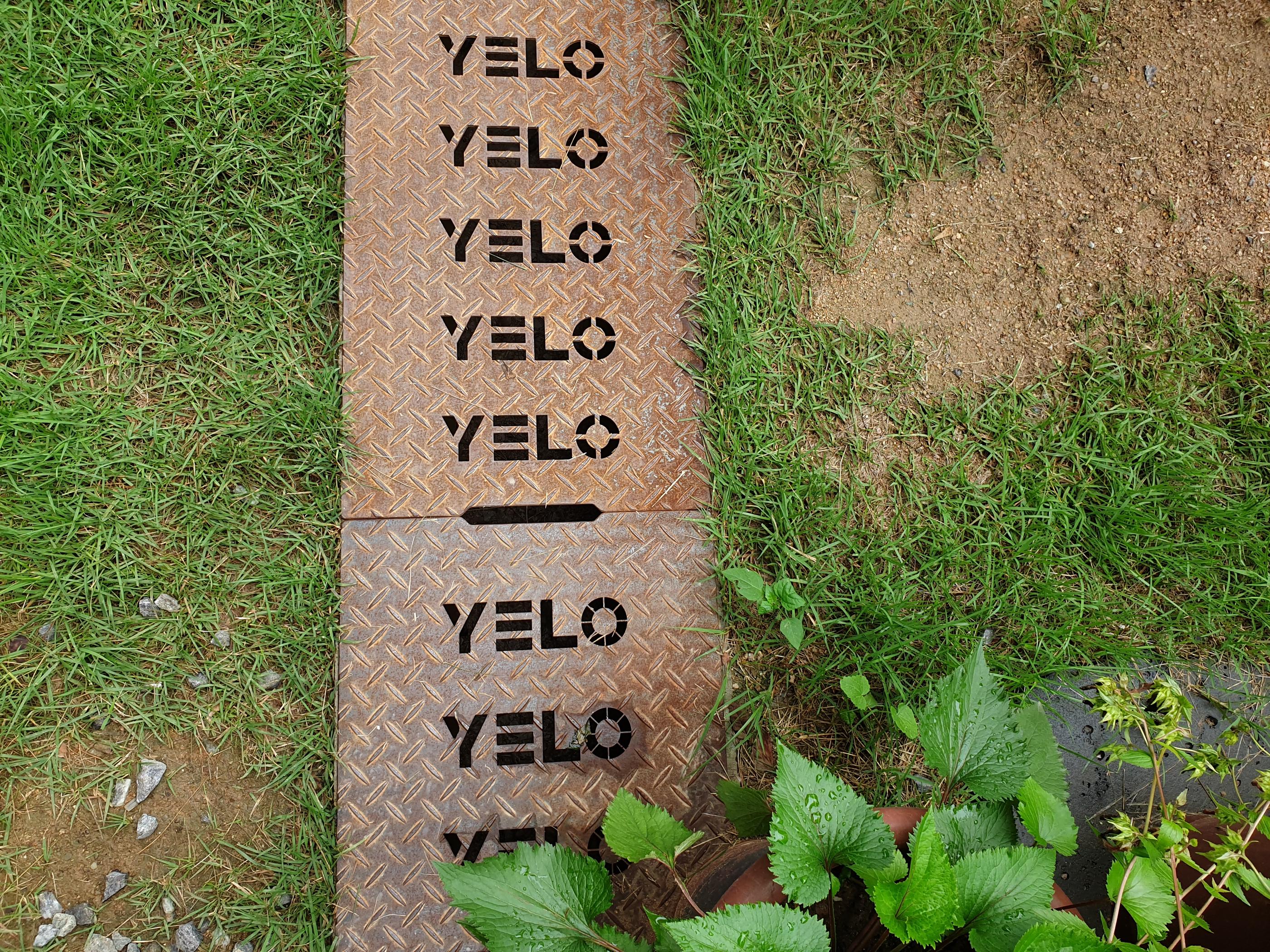 YELOのロゴが繰り返しデザインされたガーデンパス