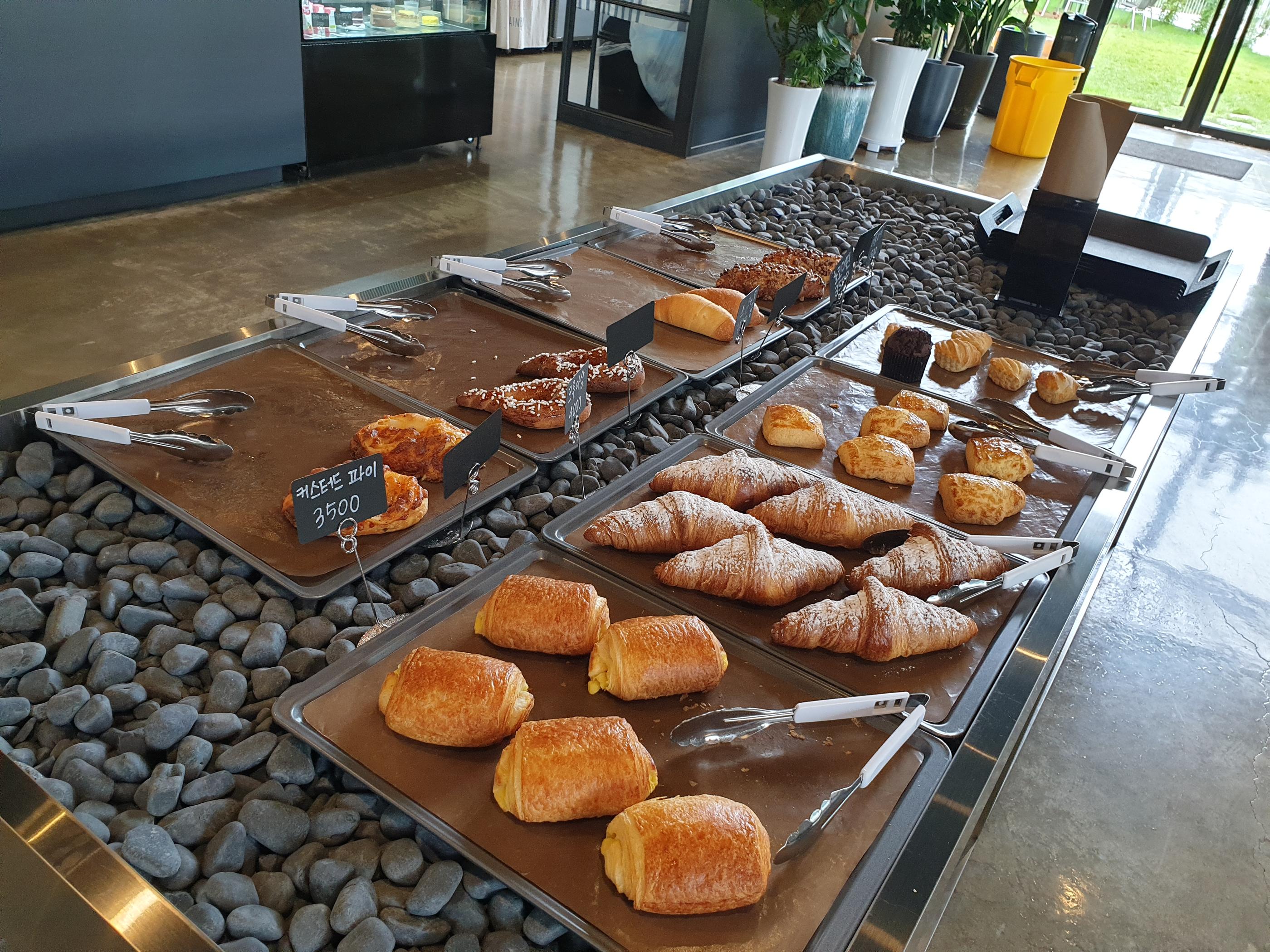 イェロコーヒーのペストリーコーナーに並べられた焼き立てのパン