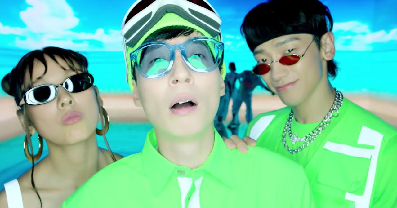 SSAK3團體身穿綠色服裝，背景是藍色的海洋場景。