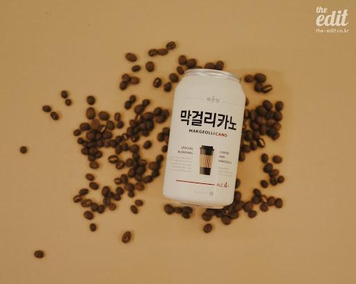 มักกอลรี เครื่องดื่มผสมแอลกอฮอล์นิดๆ ยอดฮิตในวันฝนตกของคนเกาหลี นอกจากรสออริจินัล ตอนนี้มีรสผลไม้มาเอาใจวัยรุ่นกันแล้ว!