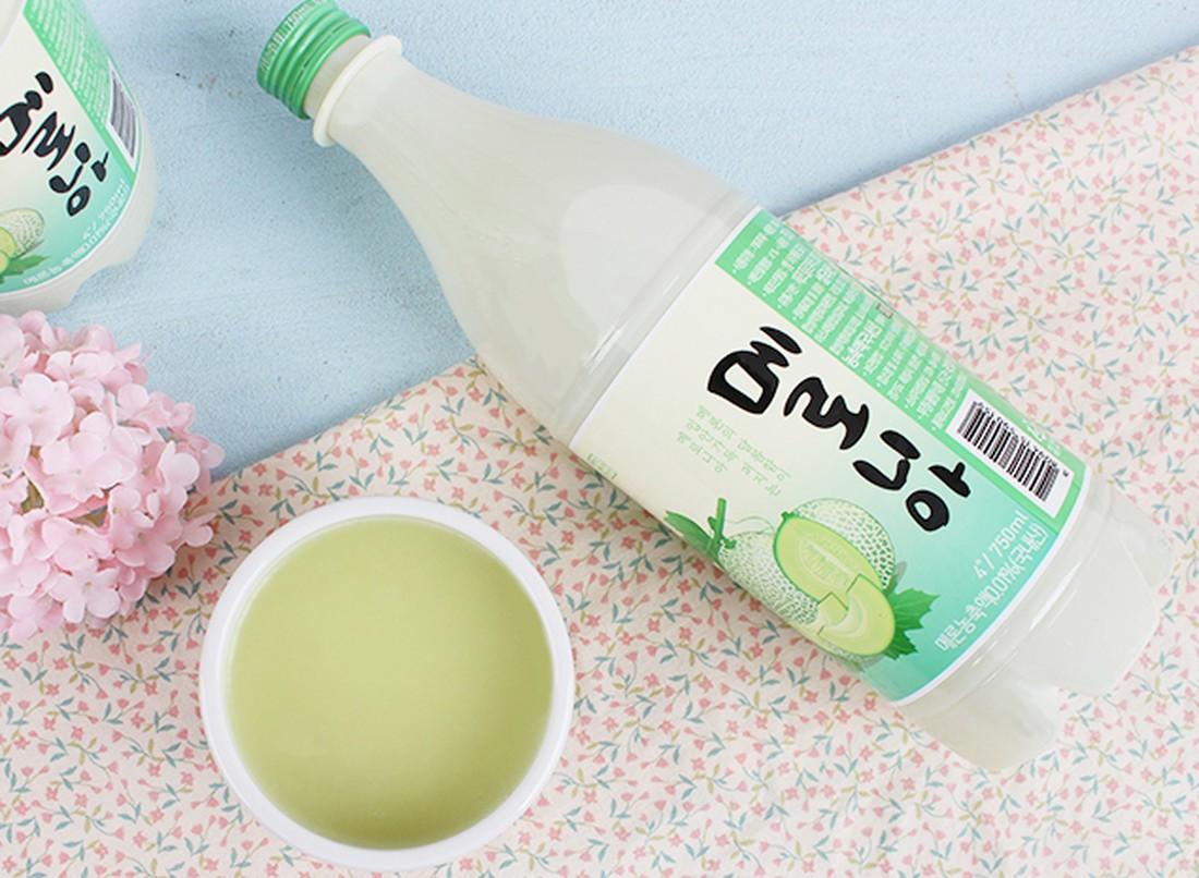 มักกอลรี เครื่องดื่มผสมแอลกอฮอล์นิดๆ ยอดฮิตในวันฝนตกของคนเกาหลี นอกจากรสออริจินัล ตอนนี้มีรสผลไม้มาเอาใจวัยรุ่นกันแล้ว!