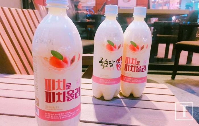 มักกอลรี เครื่องดื่มผสมแอลกอฮอล์นิดๆ ยอดฮิตในวันฝนตกของคนเกาหลี นอกจากรสออริจินัล ตอนนี้มีรสผลไม้มาเอาใจวัยรุ่นกันแล้ว!