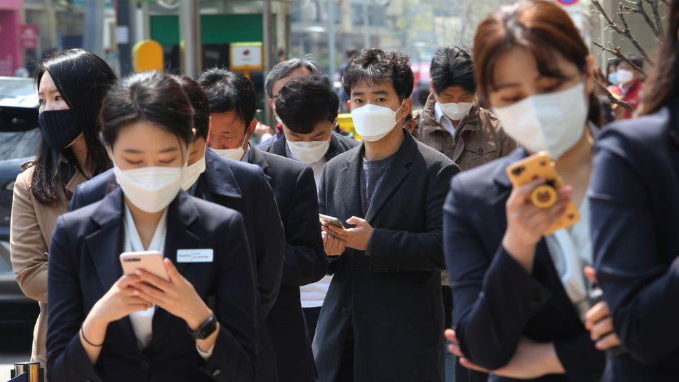 เกาหลีใต้เป็นอีกหนึ่งประเทศที่พบผู้ติดเชื้อโวิด 19 จำนวนมากแต่ในช่วงเวลาสั้นๆ รัฐบาลสามารถควบคุมสถานการณ์ทุกอย่างได้อย่างดี โดยที่ไม่มีการประกาศเคอร์ฟิวหรือล็อกดาวน์ประเทศ