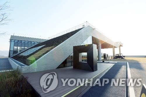 Naver春川數據中心建築外觀,展示現代化的設計和處理數據的能力。