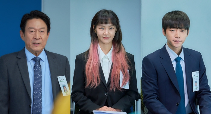 ผู้คนในชุดทางการ นั่งเข้าร่วมการฝึกงานในหน่วยงานภาครัฐและเอกชน สะท้อนถึงโครงการฝึกอบรมและพัฒนาทักษะอาชีพในเกาหลีใต้