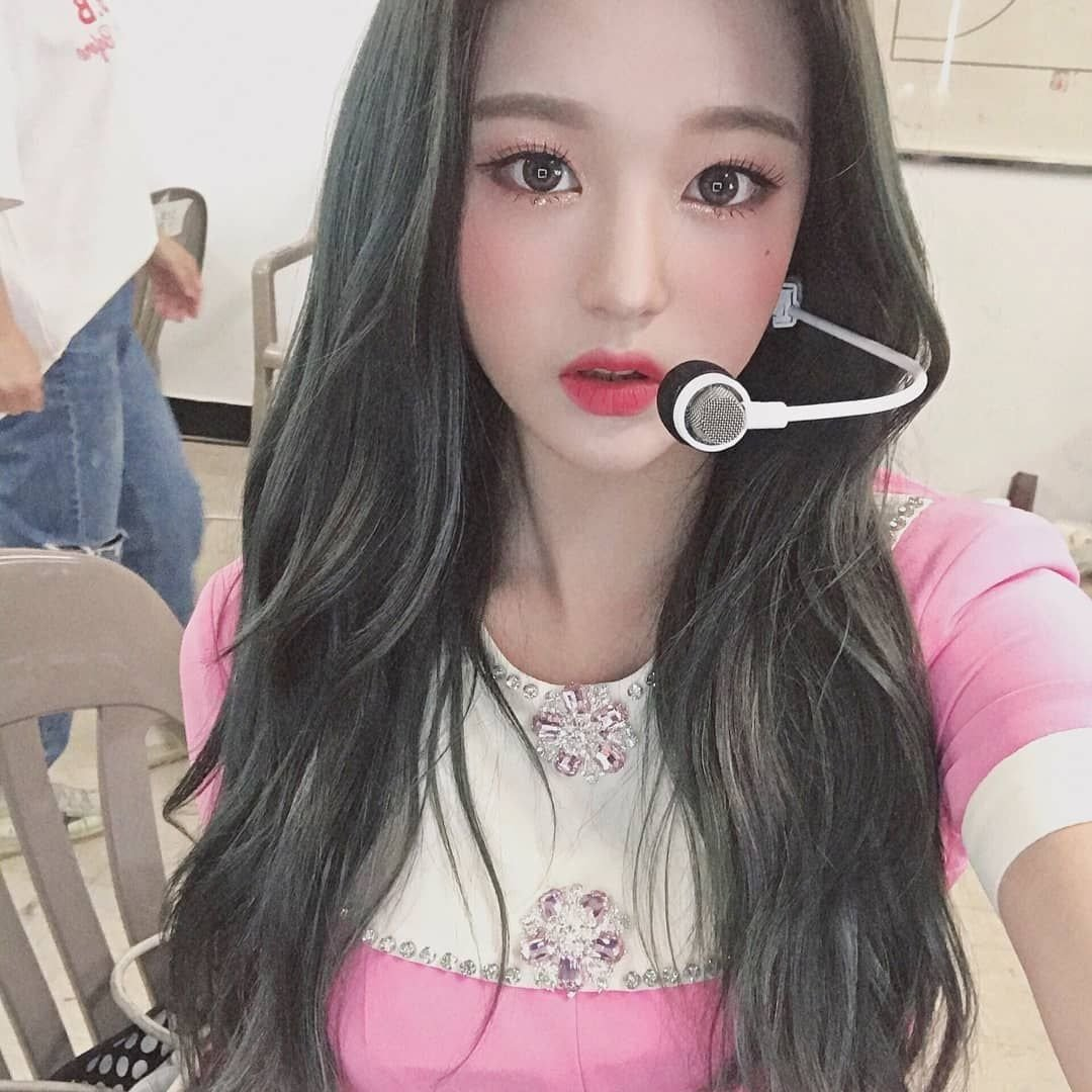 身穿粉紅色舞台服裝的模特，SODA應用高像素清晰自拍效果。