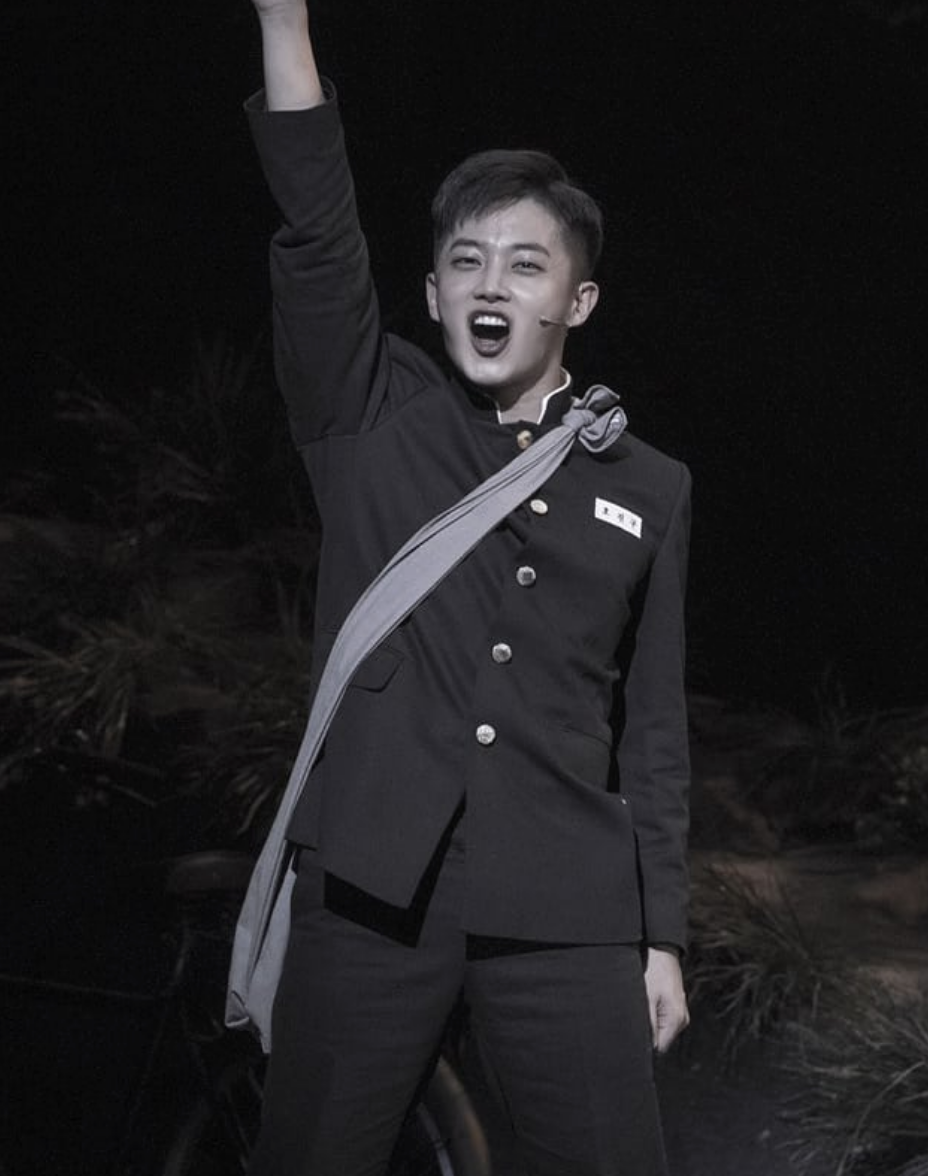 著西裝獎牌特寫照片展現金玟錫作為名演員的專業風采