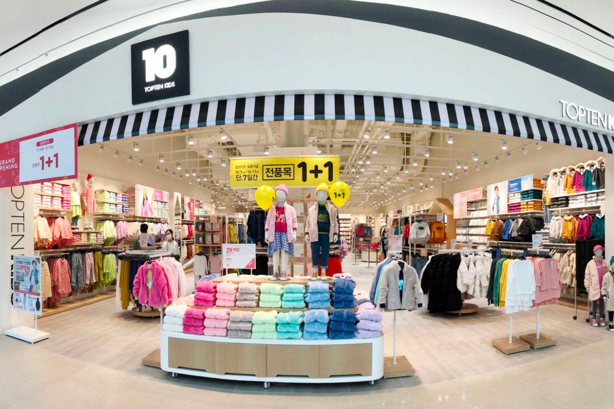 Một khu mua sắm thời trang dành cho gia đình tại cửa hàng TOPTEN ở Hàn Quốc.