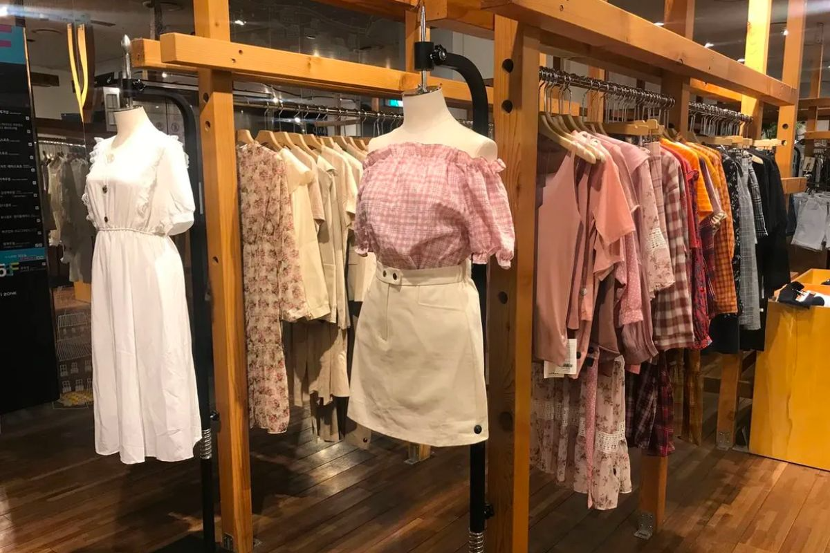 Nhiều sản phẩm thời trang đa dạng tại cửa hàng Aland ở Hàn Quốc.