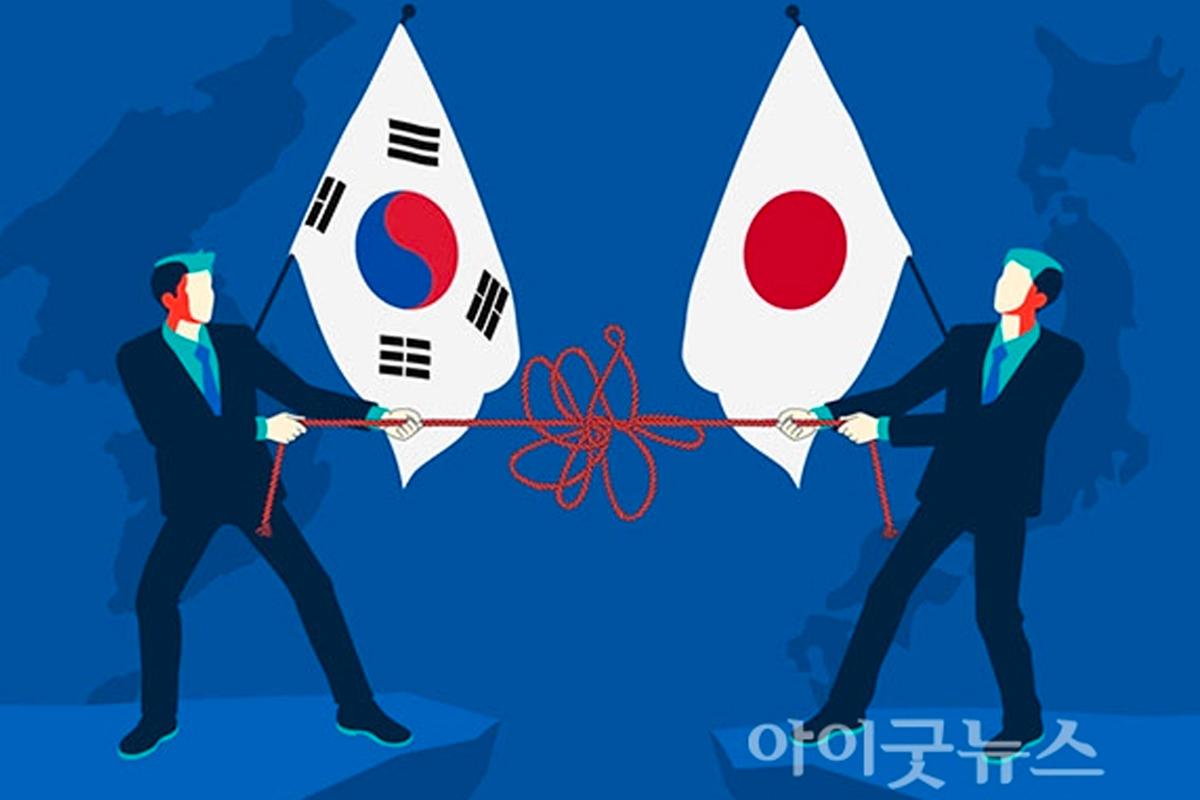 韓國與日本間的矛盾，兩名身著西裝的男子分別拿著韓國和日本國旗於藍色背景中對峙，象徵雙方關係緊張。圖源：아이굿뉴스