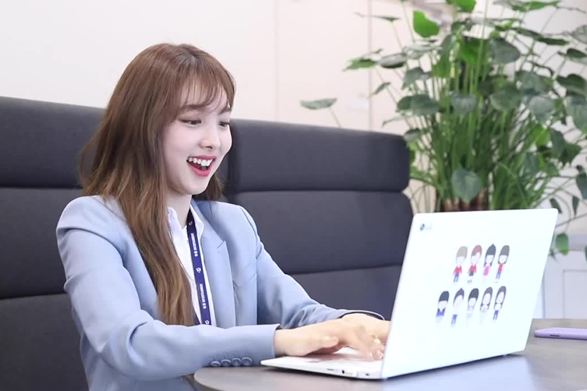 一個人在電腦前工作，象徵著韓國網購及效率的工作環境。