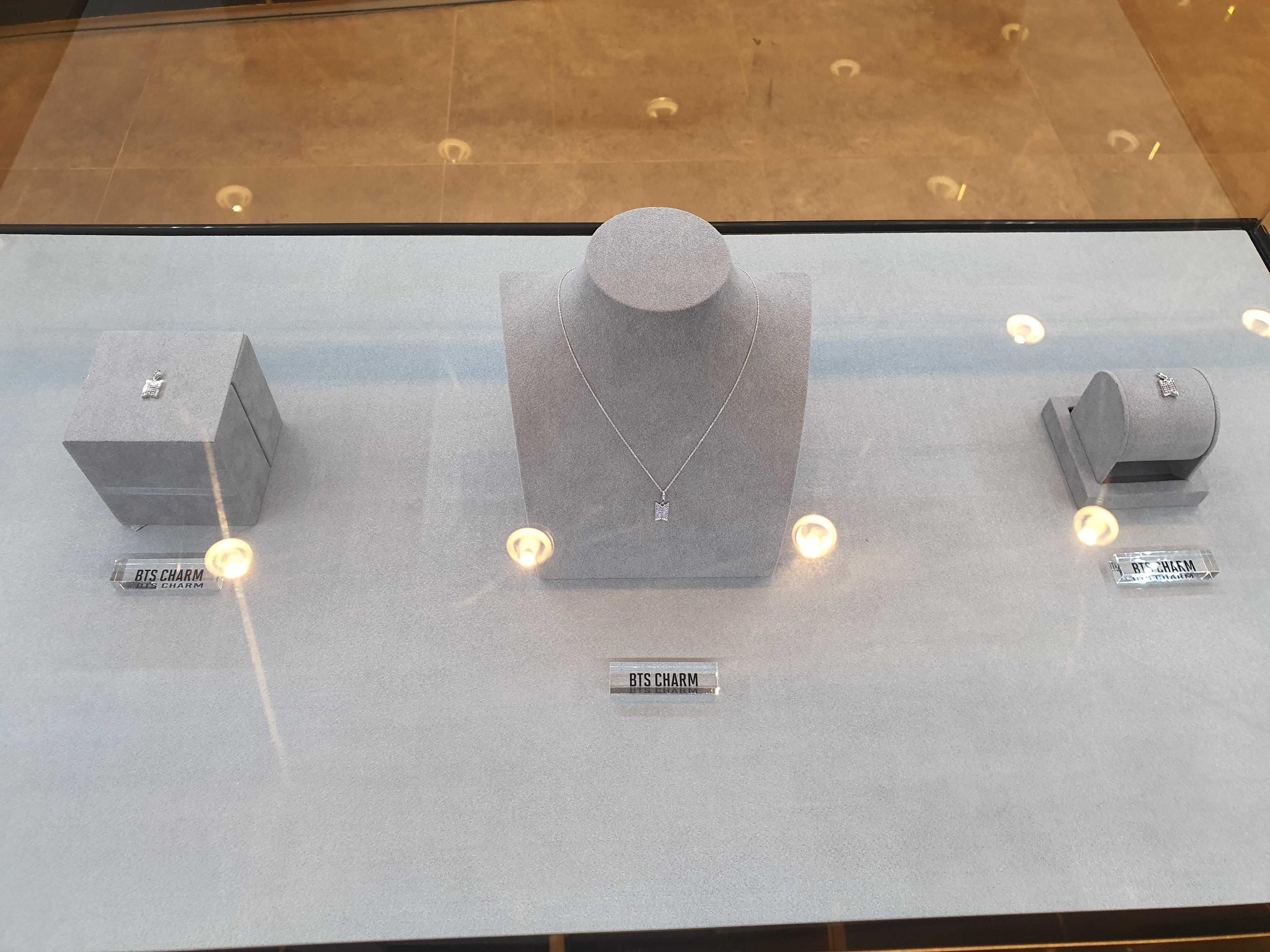 BTS BTSコラボ MOMENT OF LIGHT BTSネックレス BTS × STONE HENGE 明洞  ミョンドン MOMENT OF LIGHTショールーム