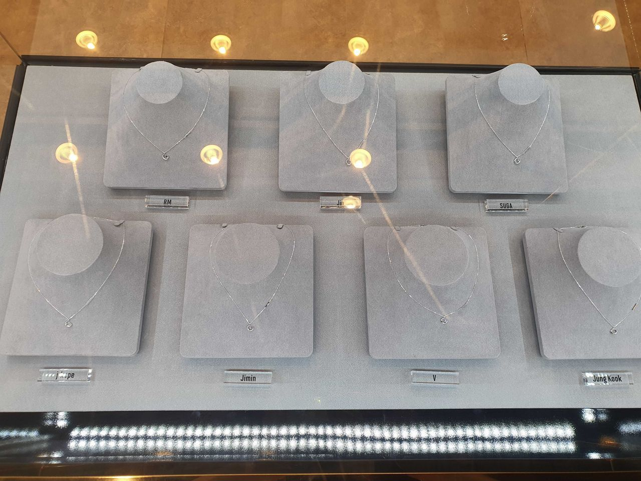 BTS與STONEHENgE合作的高級項鍊和配飾特寫展示。