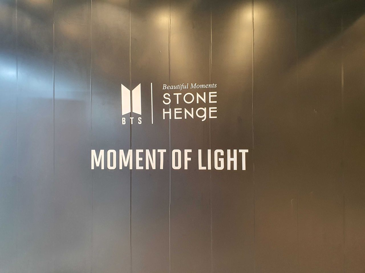 BTS和STONEHENgE合作的“Moment of Light”展示牆。