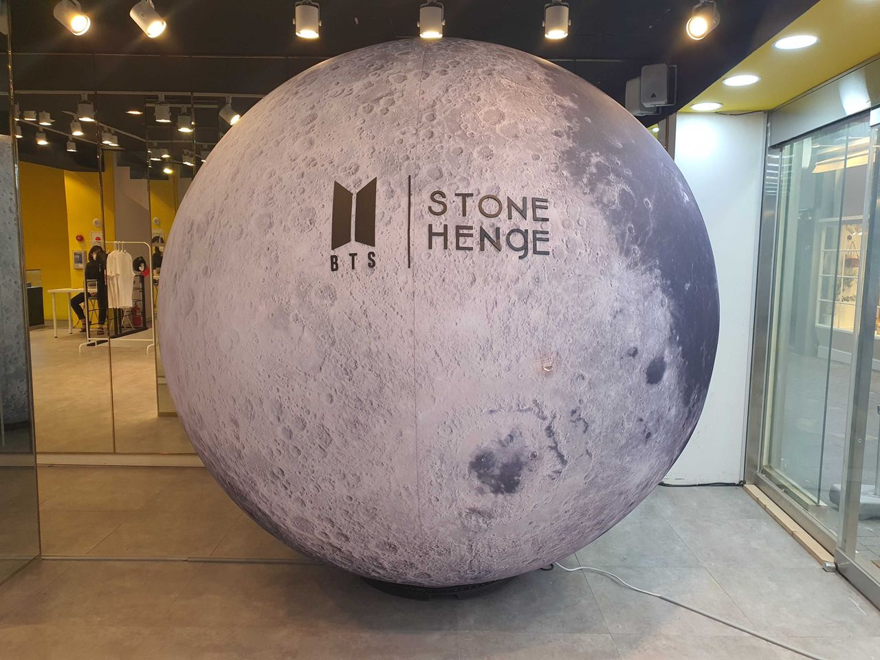 香港明洞BTS和STONEHENgE合作的POP UP STORE月球模型展示。