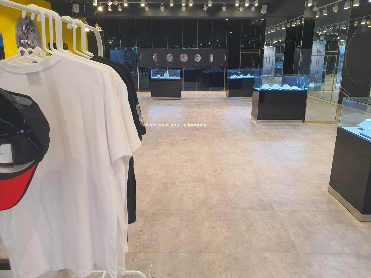 香港明洞BTS和STONEHENgE POP UP STORE內的時尚商品，包括T恤和帽子。